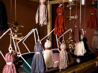 Si struttura su due piani: quello inferiore ospita il bar, quello superiore il ristorante. Quest�ultimo rimanda ai colori tipici del Paese delle Ande ed � decorato con souvenir di lana...